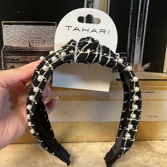 Tahari Accessories - New! Tahari Black and White Headband